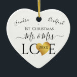 の結婚黒金ゴールドハートクリスマス名Mrs Ce セラミックオーナメント<br><div class="desc">第1回結婚クリスマスの白黒金ゴールドハート名セラミックオーナメント ブラック金ゴールドハートスクリプト名MrとMrsデザイン金ゴールドハートフェイクホワイトスクリプトMrとMrsの金ゴールドのデコパーソナライズされたア・フォントグッズMrとMrsのハートホワイトスクリプト名結婚White Scriptパーティー付きホワイトスクリプト名MrとMrsのグッズの装飾はMr.この素敵なデザインは、結婚披露宴や結婚記念日パーティーなどに最適だ。編集メニューを使用して色を変更したり、当社のストアにアクセスしてデザインや色のオプションを追加。</div>