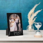 の結婚Archフォトブラック フォトプラーク<br><div class="desc">特別な記念結婚品は、文字がシックな文字の「結婚した」と黒い背景の名前と日付と共にエレガント、アーチ型のデザインにあなたの写真を備えてい結婚る。あなたの家族のための美しい贈り物と自分の家で表示する素晴らしいメモリ。BACKGROUNDの色は変更可能！コレクション内の色の追加。</div>