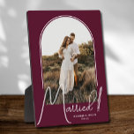 の結婚Arch Photo Burgundy フォトプラーク<br><div class="desc">特別な記念結婚品はアーチ型のデザインにエレガント文字「結婚した」をシックな文字に加え、あなたの名前と日の日付が燃え上がる背景に結婚ある。あなたの家族のための美しい贈り物と自分の家で表示する素晴らしいメモリ。BACKGROUNDの色は変更可能！コレクション内の色の追加。</div>