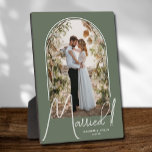 の結婚Arch Photo Sage Green フォトプラーク<br><div class="desc">特別な記念結婚品は、文字がシックな文字の「結婚した」と一緒にエレガント、あなたの写真をアーチのデザインに置き、あなたの名前と結婚あなたの日付のセージの緑の背景に。あなたの家族のための美しい贈り物と自分の家で表示する素晴らしいメモリ。BACKGROUNDの色は変更可能！コレクション内の色の追加。</div>