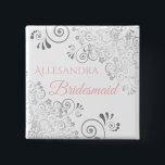 の結婚bridesmaid名タグPink & Gray 缶バッジ<br><div class="desc">鍵のプレイヤーをブライダルシャワーで識別結婚し、私たちのピンクとグレーのボタエレガントンでリハーサルディナー。ピンク&グレーのエレガントなウェディングスイートとコーディネートできるように設計されたこのボタンフェイクは、ピンクの文字のブライドメイドと彼女の名前を入力する場所を持つ白い背景に銀のホイルが華やいだ読。結婚式のメンバーのための好意または贈り物として完璧な。</div>
