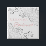 の結婚bridesmaid名タグPink & Gray 缶バッジ<br><div class="desc">鍵のプレイヤーをブライダルシャワーで識別結婚し、私たちのピンクとグレーのボタエレガントンでリハーサルディナー。ピンク&グレーのエレガントなウェディングスイートとコーディネートできるように設計されたこのボタンフェイクは、ピンクの文字のブライドメイドと彼女の名前を入力する場所を持つ白い背景に銀のホイルが華やいだ読。結婚式のメンバーのための好意または贈り物として完璧な。</div>
