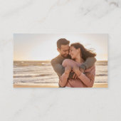 の結婚Webサイト木製ビーチアーチとカップル写真 エンクロージャーカード (裏面)