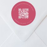 の結婚webサイトQRコード詳細rsvpマゼンタ ラウンドシール<br><div class="desc">WebサイトのURL結婚を追加する。詳細については、詳細、オンライン出欠。マゼンタ色の背景、白い文字。</div>