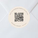 の結婚webサイトQRコード詳細rsvp beige ラウンドシール<br><div class="desc">WebサイトのURL結婚を追加する。詳細については、詳細、オンライン出欠。ベージュ、クリーム色の背景、黒い文字。</div>