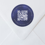 の結婚webサイトQR詳細情報rsvp blue ラウンドシール<br><div class="desc">WebサイトのURL結婚を追加する。詳細については、詳細、オンライン出欠。紺色の凹凸色の背景</div>