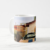 ~の茶色のコンクリート建物の横に停める青い車 コーヒーマグカップ (正面左)
