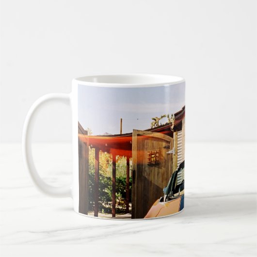 ~の茶色のコンクリート建物の横に停める青い車 コーヒーマグカップ (左)