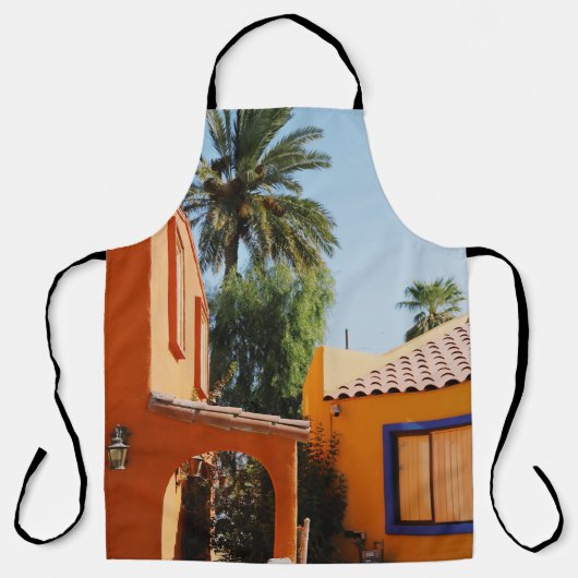 ～の茶色のコンクリート建物の横の緑のヤシ  エプロン (正面)