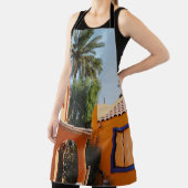 ～の茶色のコンクリート建物の横の緑のヤシ  エプロン (インサイチュ)