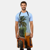 ～の茶色のコンクリート建物の横の緑のヤシ  エプロン (着用した状態)