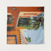 ～の茶色のコンクリート建物の横の緑のヤシ  タペストリー (正面(横))