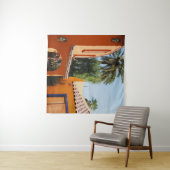 ～の茶色のコンクリート建物の横の緑のヤシ  タペストリー (インサイチュ(横))