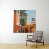 ～の茶色のコンクリート建物の横の緑のヤシ  タペストリー (インサイチュ)