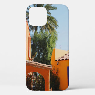 ~の茶色のコンクリート建物の横の緑のヤシ iPhone 12ケース