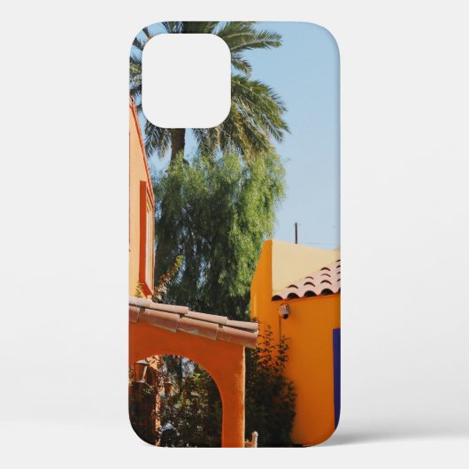 ～の茶色のコンクリート建物の横の緑のヤシ  Case-Mate iPhoneケース (裏面)