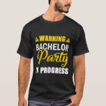 の警告バチュラーパーティ進行中の新郎チーム Tシャツ<br><div class="desc">の警告バチュラーパーティ進行中の新郎チーム</div>