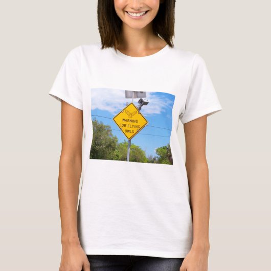 の警告低い飛んでいるフクロウ徴候 Tシャツ (正面)