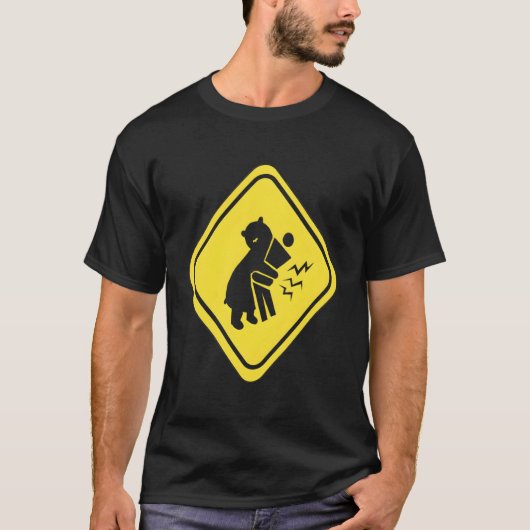 の警告熊の抱擁 Tシャツ (正面)