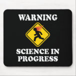 の警告Science In Progress Sign – サイティおもしろいスト マウスパッド<br><div class="desc">サイエンティスト、化学専攻のまたはホームベースの発明者のための完璧なギフトは、1時間のスピードダイヤルに911の時間のダイヤルを好む。これはインサイドアウトオリジナル。他のもし場所で見た得だろ。</div>