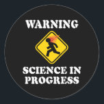 の警告Science In Progress Sign – サイティおもしろいスト ラウンドシール<br><div class="desc">サイエンティスト、化学専攻のまたはホームベースの発明者のための完璧なギフトは、1時間のスピードダイヤルに911の時間のダイヤルを好む。これはインサイドアウトオリジナル。他のもし場所で見た得だろ。</div>