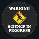 の警告Science In Progress Sign – サイティおもしろいスト ラウンドシール<br><div class="desc">サイエンティスト、化学専攻のまたはホームベースの発明者のための完璧なギフトは、1時間のスピードダイヤルに911の時間のダイヤルを好む。これはインサイドアウトオリジナル。他のもし場所で見た得だろ。</div>