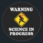 の警告Science In Progress Sign – サイティおもしろいスト ラウンドシール<br><div class="desc">サイエンティスト、化学専攻のまたはホームベースの発明者のための完璧なギフトは、1時間のスピードダイヤルに911の時間のダイヤルを好む。これはインサイドアウトオリジナル。他のもし場所で見た得だろ。</div>