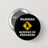 の警告Science In Progress Sign – サイティおもしろいスト 缶バッジ (正面&裏面)