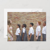 ~の遊び場に並ぶ学校の子供 ポストカード (正面/裏面)