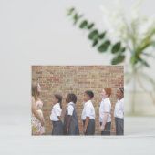 ~の遊び場に並ぶ学校の子供 ポストカード (スタンド正面)