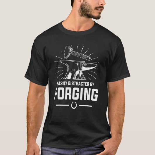 ~の鍛冶職人の鍛造によって容易に気を取られる Tシャツ (正面)