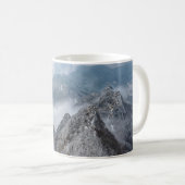 ~の間に白い雲の下の白と灰色の山 コーヒーマグカップ (正面右)