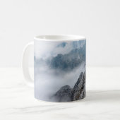 ~の間に白い雲の下の白と灰色の山 コーヒーマグカップ (正面左)