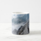 ~の間に白い雲の下の白と灰色の山 コーヒーマグカップ (中央)