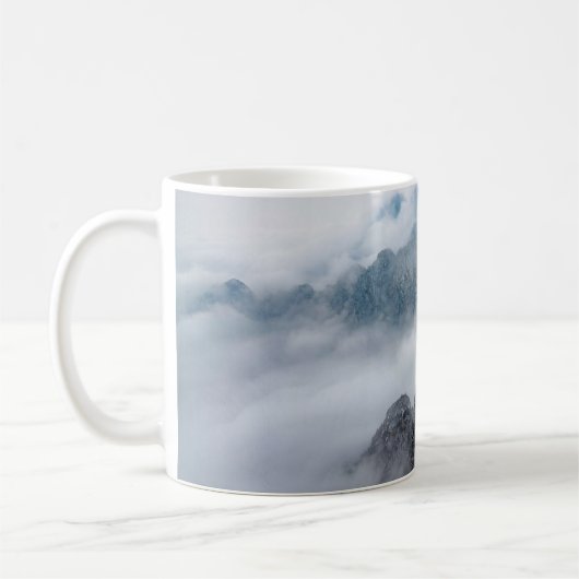 ~の間に白い雲の下の白と灰色の山 コーヒーマグカップ (左)