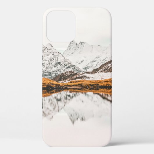 ~の間曇り空の下に雪を頂いた岩山 Case-Mate iPhoneケース (裏面)