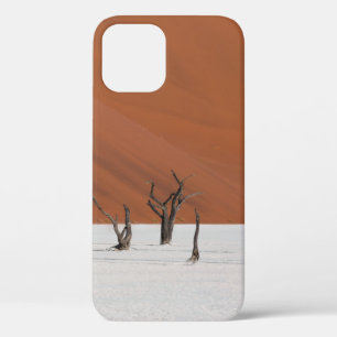 ~の間、白い雪に覆われた地面の葉のない木 iPhone 12ケース