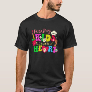 の食べ物を与え子供はハート学校の給食の女性の仕事だ Tシャツ