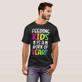 の食べ物を与え子供はハート食堂の学校Lの仕事 Tシャツ (正面フル)