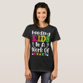 の食べ物を与え子供はハート食堂の学校Lの仕事 Tシャツ (正面フル)
