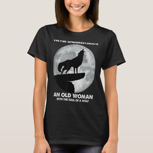 ~の魂を持つ老婆を決して過小評価しない Tシャツ (正面)