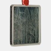 の鳥の狩りを描写するレリーフ、浮き彫り メタルオーナメント (右)