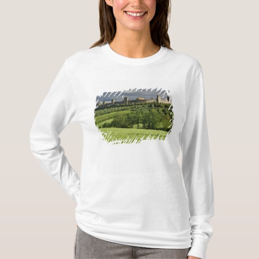 の麦畑と遠くのモンテリッジョーニ Tシャツ (正面)