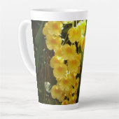 の黄色ぶら下がったい蘭の熱帯花 カフェラテマグ (左アングル)