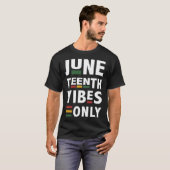 の黒アメリ祝クにのみJuneech Vibes Tシャツ (正面フル)