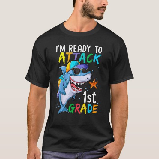 ~の1年生サメ新学期を攻撃する準備ができている Tシャツ (正面)