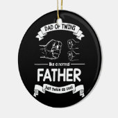 ～の2倍の普通の父親のような双子のパパ セラミックオーナメント (左)