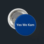 はい、私たちとカマ ラ・ハリス ミニマリスト民主党 白 青 缶バッジ<br><div class="desc">はい、私たちとカマ ラ・ハリス ミニマリスト タイポグラフィ 白と青 民主党 面白い かっこいい ボタン。 青い背景に白いテキストを完全にカスタマイズ可能。 シンプルなミニマリストのモダンなデザイン。 カマラ・ハリスに投票しよう</div>