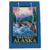 はえの魚釣り場面- Wrangell、アラスカ ミディアムペーパーバッグ (正面)