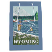 はえのFishermanWyomingVintage旅行ポスター ミディアムペーパーバッグ (正面)